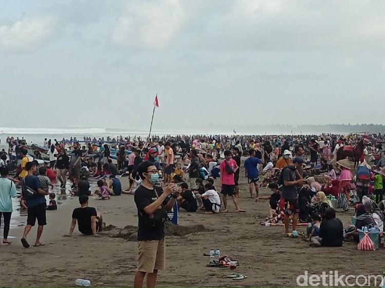 Penampakan Kerumunan di Pantai Pangandaran yang Masih Membeludak