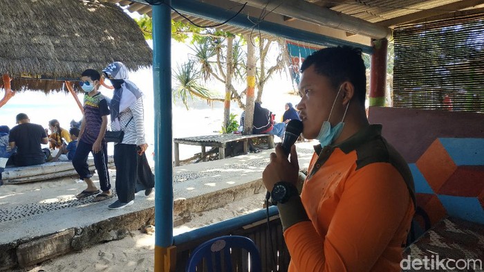 Ratusan wisatawan memadati Pantai Watukarung, Pacitan. Maklum, ini adalah hari terakhir libur Lebaran 2021.