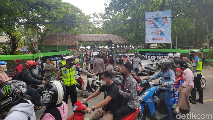 Pedagang blokir akses jalan sebagai bentuk protes penutupan objek wisata di Pandeglang