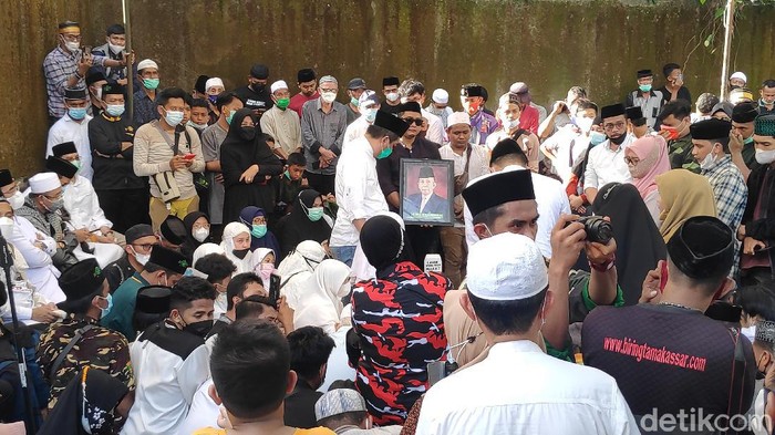 Pemakaman KH Sanusi Baco (M Bakrie/detikcom).