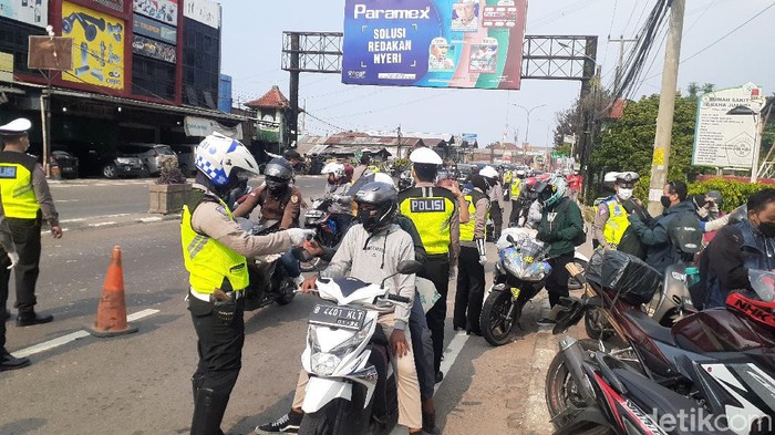 Pemeriksaan di Pos Arus Balik Bekasi