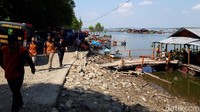 Sebuah perahu wisata di Waduk Kedungombo (WKO) Boyolali yang memuat 20 orang terbalik. Sebanyak 11 orang berhasil diselamatkan dan sembilan orang lainnya tenggelam.
