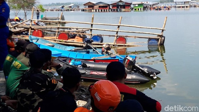 Pencarian Korban Perahu Terbalik di Waduk Kedungombo Terus Dilakukan Pencarian korban perahu wisata yang terbalik di Waduk Kedungombo (WKO) Boyolali terus dilakukan. Sampai saat ini 7 korban tewas telah ditemukan.