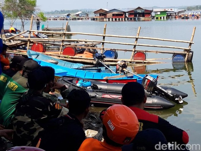 Pencarian korban perahu wisata yang terbalik di Waduk Kedungombo (WKO) Boyolali terus dilakukan. Sampai saat ini 7 korban tewas telah ditemukan.