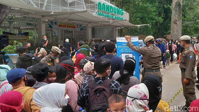 Pengunjung memadati Kebun Binatang Bandung