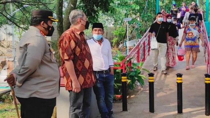 Akibat menimbulkan kerumunan, pengunjung di Taman Kota 2 Tangerang Selatan sore tadi dibubarkan aparat kepolisian.
