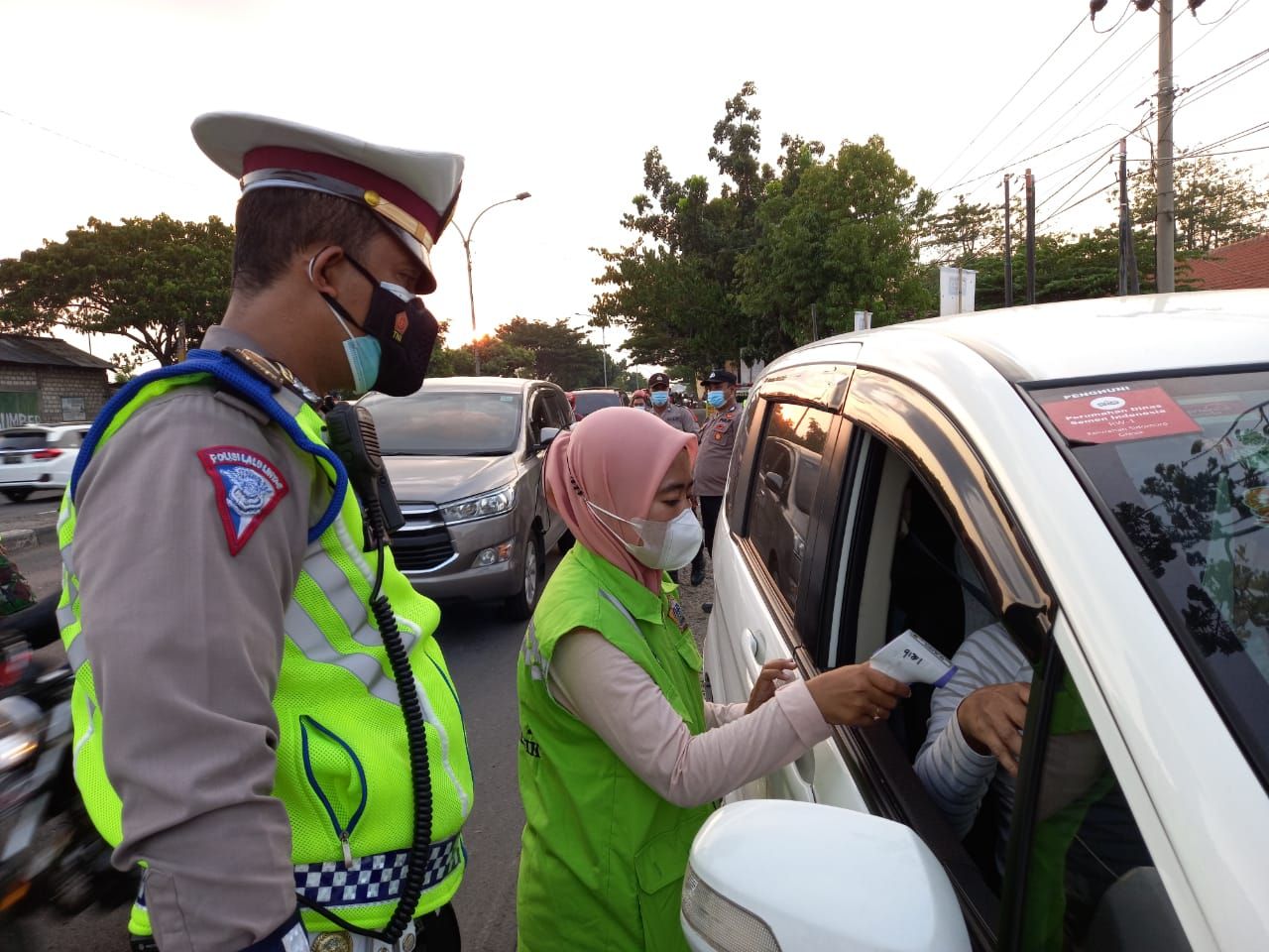 Ada rapid antigen acak dalam penyekatan larangan mudik 2021 di Gresik. Hasilnya, ada seorang pengendara positif.