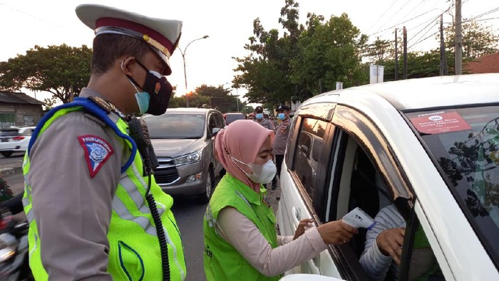 Ada rapid antigen acak dalam penyekatan larangan mudik 2021 di Gresik. Hasilnya, ada seorang pengendara positif.