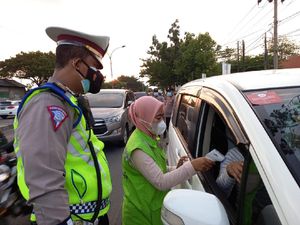 Penyekatan di Gresik, Satu Pengendara Positif dalam Rapid Antigen Acak