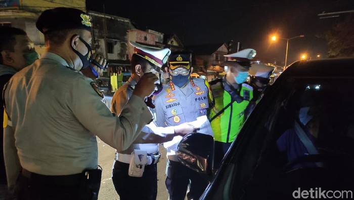 Petugas gabungan terus melakukan pengetatan di empat pos penyekatan di Sidoarjo. Ada 40 warga yang menjalani rapid antigen hari ini dan salah satunya reaktif.