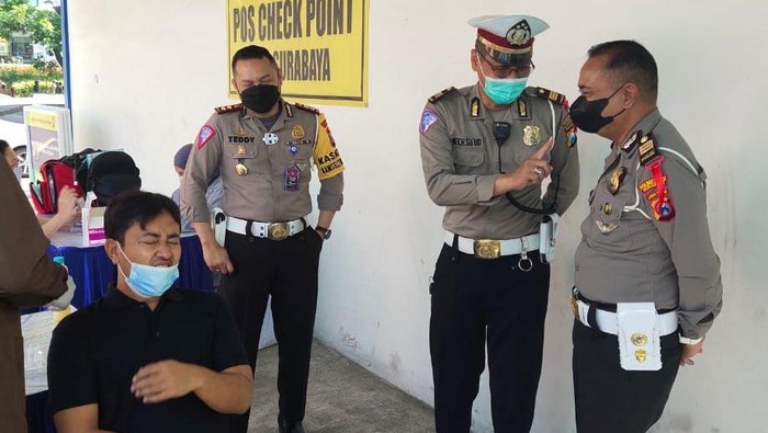 Polisi Surabaya melakukan penyekatan pemudik di 13 perbatasan Kota Pahlawan. Masyarakat yang terindikasi pemudik harus menjalani rapid antigen.