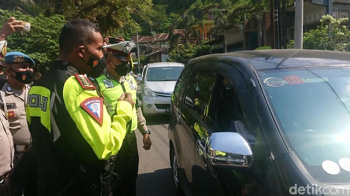 Hari ini merupakan puncak libur Lebaran 2021. Polda Jatim mengintensifkan pengawasan masyarakat di sejumlah tempat wisata.