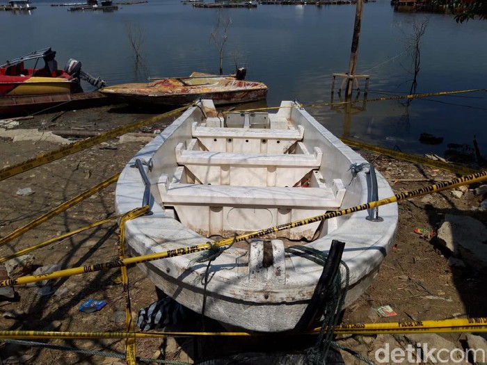 Perahu pengangkut 20 orang yang terbalik di Waduk Kedungombo, Boyolali, diberi garis polisi, Minggu (16/5/2021).