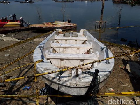 Perahu pengangkut 20 orang yang terbalik di Waduk Kedungombo, Boyolali, diberi garis polisi, Minggu (16/5/2021).