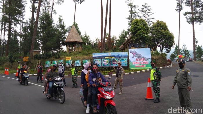 Petugas gabungan memutar balik ratusan kendaraan yang akan berwisata ke salah satu lokasi wisata di Purbalingga