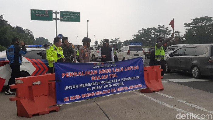 Petugas kembali menutup GT Branangsiang Bogor