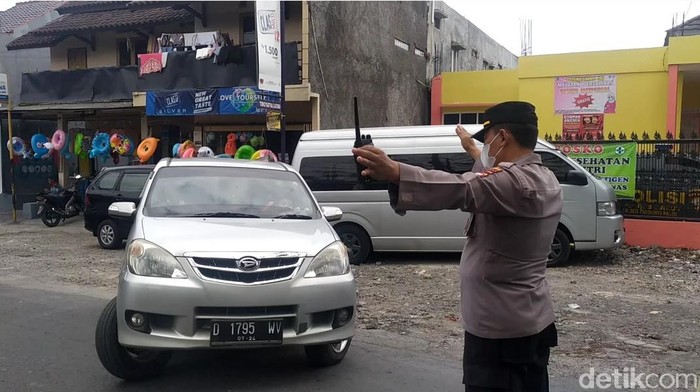 Petugas menutup objek wisata Cipanas Garut