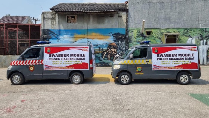 Polisi Bekasi Door to Door Swab Antigen Warga