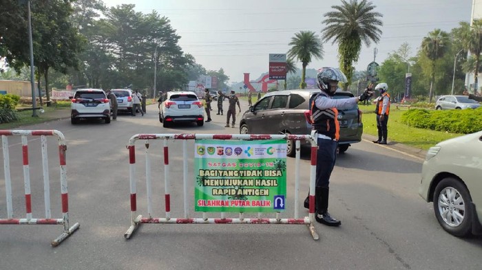 Polisi melakukan penyekatan kendaraan yang ingin menuju kawasan Puncak, Bogor, Sabtu (15/5/2021)