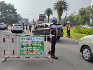 Petugas Putarbalikkan 2.000 Kendaraan yang Ingin ke Kawasan Puncak Bogor