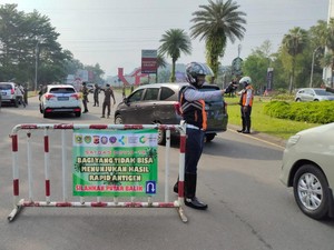 Petugas Putarbalikkan 2.000 Kendaraan yang Ingin ke Kawasan Puncak Bogor
