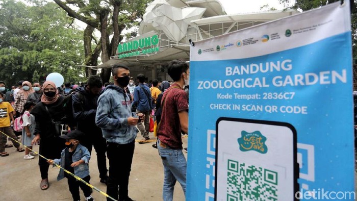 Kebun Binatang Bandung dipenuhi pengunjung di hari terakhir libur Lebaran. Begini potretnya.