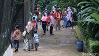 Yana berujar, tidak ada kerumunan di dalam kawasan Kebun Binatang Bandung.
