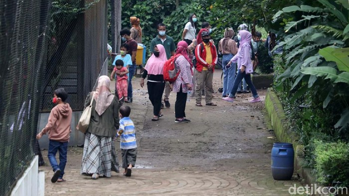 Kebun Binatang Bandung dipenuhi pengunjung di hari terakhir libur Lebaran. Begini potretnya.