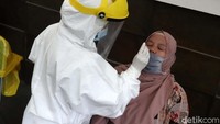 Sebanyak 400 wisatawan di Bandung Zoological Garden atau Kebun Binatang Bandung juga menjalani rapid test antigen.