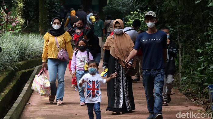 Kebun Binatang Bandung dipenuhi pengunjung di hari terakhir libur Lebaran. Begini potretnya.