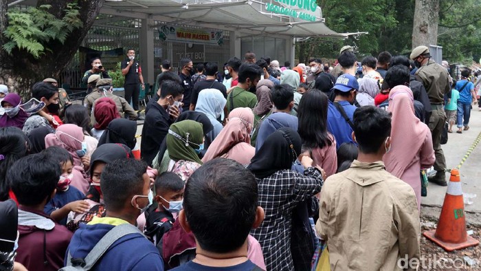 Potret Kebun Binatang Bandung Dipenuhi Pengunjung Kebun Binatang Bandung dipenuhi pengunjung di hari terakhir libur Lebaran. Begini potretnya.