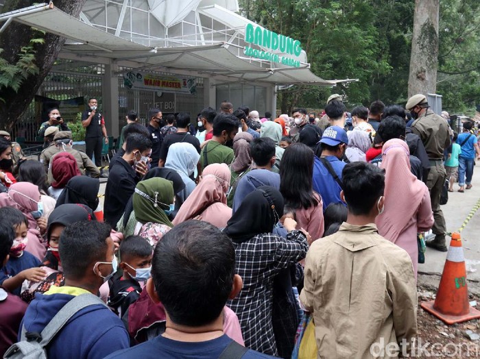 Kebun Binatang Bandung dipenuhi pengunjung di hari terakhir libur Lebaran. Begini potretnya.