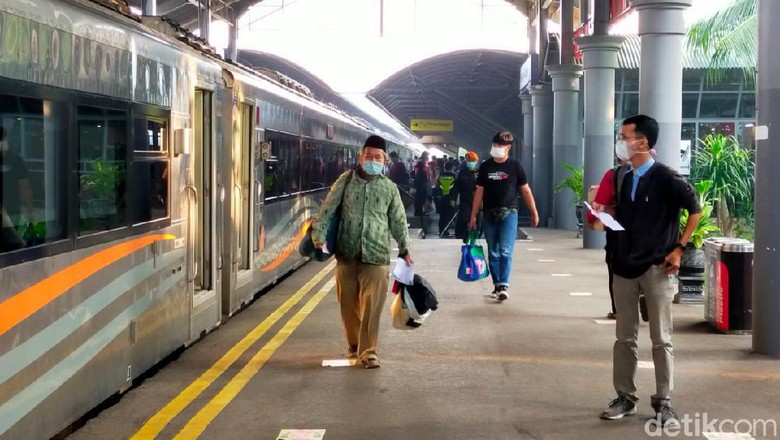 Selama masa larangan mudik 2021, keberangkatan penumpang kereta di Daop 8 Surabaya terpantau lengang. Begitu juga dengan penumpang yang turun di Daop 8.