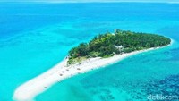 Untuk menuju ke Pulau Lanjukang, traveler cukup datang ke Dermaga Poutere, Kayu Bangkoang, kampung Popsa. Di sini ada penyewaan kapal menuju Pulau Lanjukang. Perjalanan ke Pulau Lanjukang memakan waktu kurang lebih 2 hingga 3 jam.