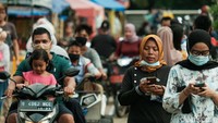 Sayangnya, sebagian pengunjung tidak menggunakan masker dengan benar. Ada juga yang menggunakan masker tertutup sampai hidung.