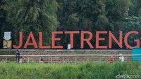 Sedangkan di Jaletreng Riverside yang berada di samping Taman Kota 2 BSD, lapak-lapak pedagang berjejer.