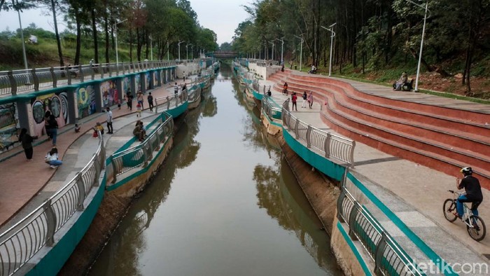 Puncak libur Idul Fitri dimanfaatkan warga berwisata ke Jaletreng Riverside dan Taman Kota 2 BSD, Tangsel. Ruang terbuka publik ini diserbu warga.