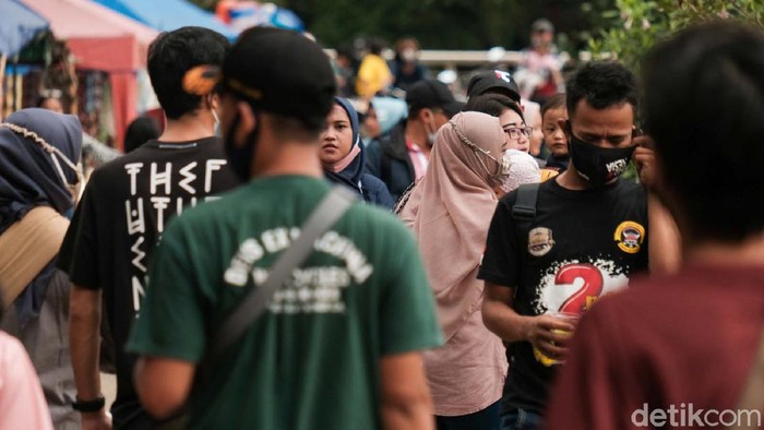 Puncak libur Idul Fitri dimanfaatkan warga berwisata ke Jaletreng Riverside dan Taman Kota 2 BSD, Tangsel. Ruang terbuka publik ini diserbu warga.