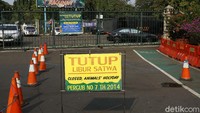 Salah satu tempat wisata yang ditutup adalah Taman Margasatwa Ragunan, Jakarta.
