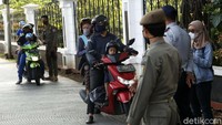 Para pengunjung yang telah datang ke Taman Wisata Ragunan, pun diputar balik oleh petugas, Minggu (16/05/2021).