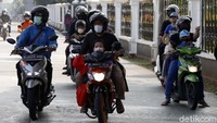 Banyak dari mereka yang menanggapi petugas dengan kekecewaannya.