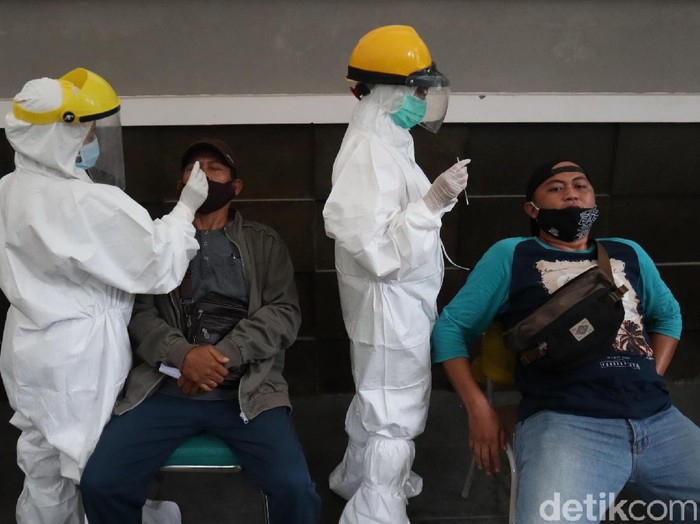 Ratusan wisatawan Kebun Binatang Bandung menjalani rapid test