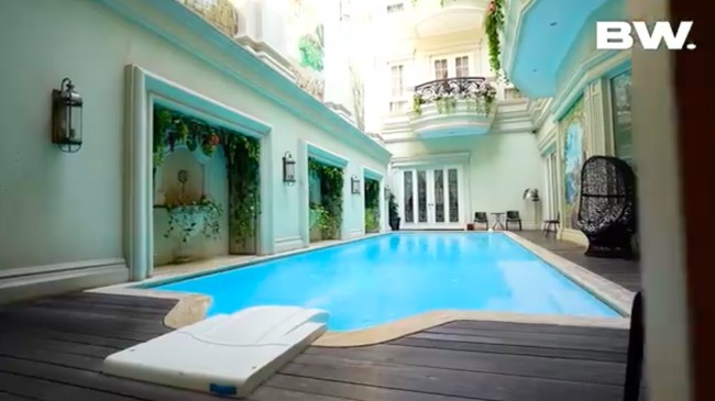 Melengkapi kemewahan di rumahnya, Helena juga memiliki fasilitas kolam renang yang cukup luas. Begini potret kolam renang di rumah mewah Helena Lim. Foto: YouTube/Boy William