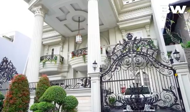 Helena Lim menjadi tersangka dugaan korupsi tata niaga komoditas timah wilayah Izin Usaha Pertambangan (IUP) PT Timah Tbk tahun 2015-2022. Rumah Helena Lim yang berada di PIK juga telah digeledah oleh pihak Kejaksaan Agung (Kejagung) terkait kasus tersebut. Dari penggeledahan tersebut Kejagung menyita uang sekitar Rp 10 miliar milik Crazy Rich PIK tersebut. Foto: YouTube/Boy William