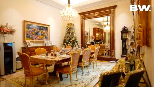 Ruang makan di rumah Helena pun tak kalah mewah dengan nuansa gold. Mulai dari meja makan hingga pajangan-pajangannya juga memiliki unsur gold. Foto: YouTube/Boy William