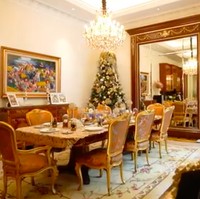 Ruang makan di rumah Helena pun tak kalah mewah dengan nuansa gold. Mulai dari meja makan hingga pajangan-pajangannya juga memiliki unsur gold. Foto: YouTube/Boy William