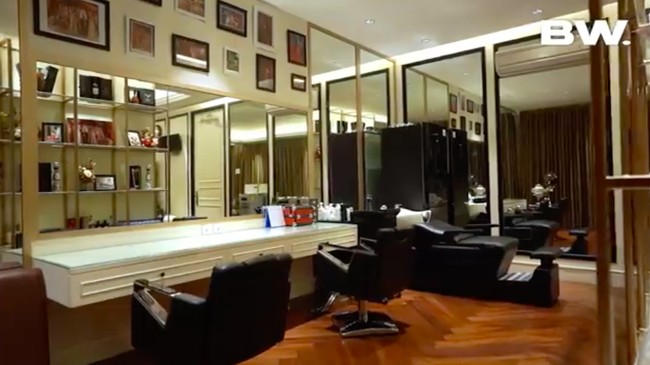 Helena bahkan memiliki ruang untuk salon pribadi. Ruangan salon pribadinya itu tampak megah dengan kaca-kaca yang memenuhi ruangan. Foto: YouTube/Boy William