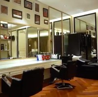Helena bahkan memiliki ruang untuk salon pribadi. Ruangan salon pribadinya itu tampak megah dengan kaca-kaca yang memenuhi ruangan. Foto: YouTube/Boy William