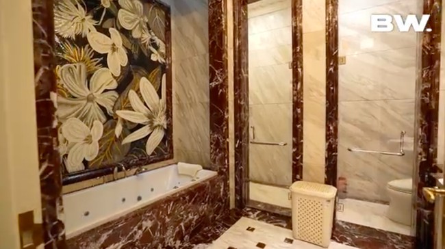 Kamar mandi di rumahnya itu pun tak kalah bikin terpana dengan dilengkapi bathtub, serta shower dan wc dalam bilik terpisah. Foto: YouTube/Boy William