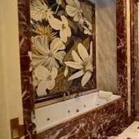 Kamar mandi di rumahnya itu pun tak kalah bikin terpana dengan dilengkapi bathtub, serta shower dan wc dalam bilik terpisah. Foto: YouTube/Boy William